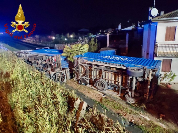 Perde il controllo del camion e finisce rovesciato oltre il guardrail, illeso l’autista