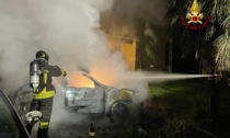 Auto prende fuoco nel parcheggio di un'abitazione a Barbona, le immagini