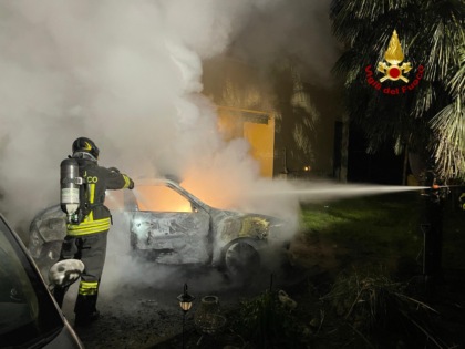 Auto prende fuoco nel parcheggio di un’abitazione a Barbona, le immagini
