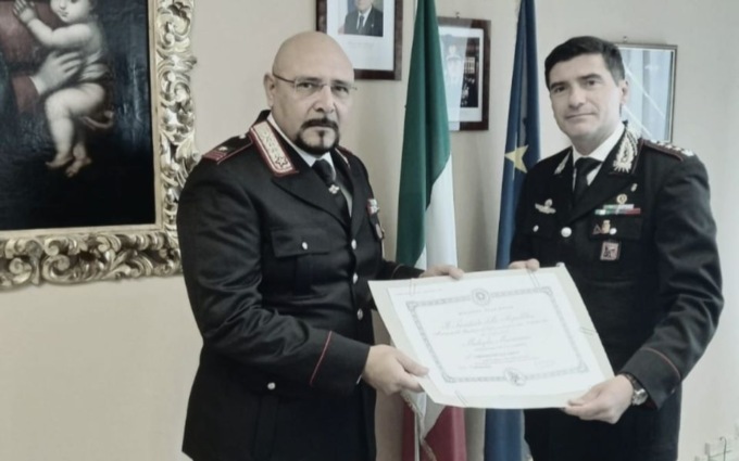 50 anni di carriera, il luogotenente Roberto Mangia insignito della Medaglia Mauriziana