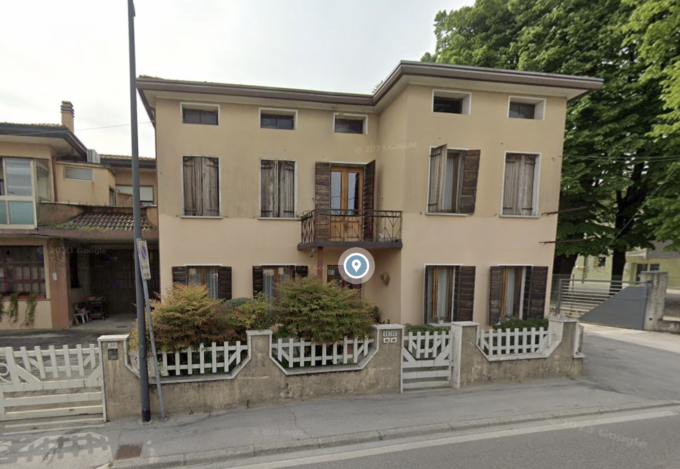 Cade dal tetto di un’azienda per recuperare la palla da calcio: gravissimo un 23enne