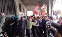 Tensione tra studenti e Polizia all'Università, respinta la mozione contro gli accordi con gli atenei israeliani