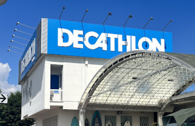 Tentano la rapina alla Decathlon di via Venezia, nei guai una giovane coppia di ladri