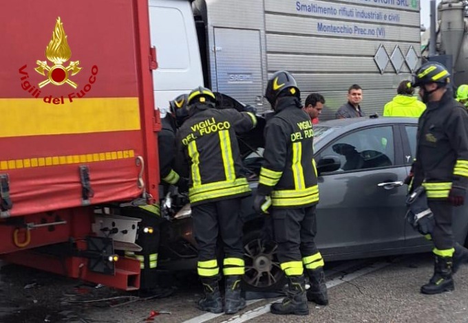 Scontro tra una Lancia e due camion a Piazzola sul Brenta, ferita una donna