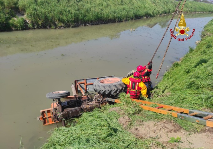 Si ribalta col trattore e finisce in un canale di scolo, morto agricoltore 66enne