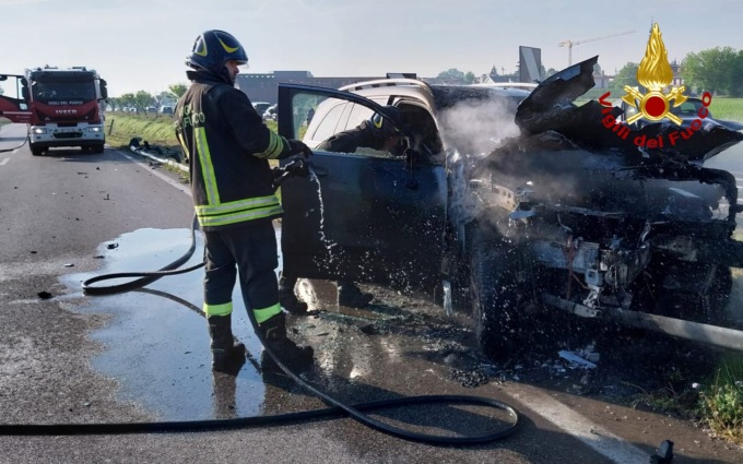 Suv Mercedes finisce contro il guardrail a Saonara e prende fuoco