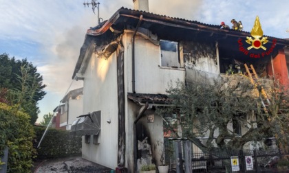 Incendio nella notte a Pernumia, tetto di un'abitazione divorato dalle fiamme