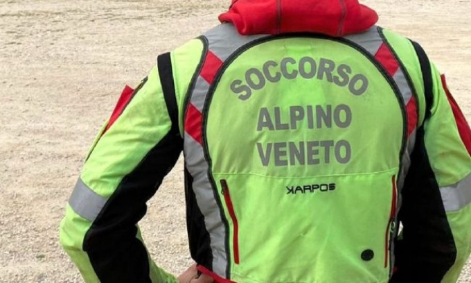 20enni padovani tentano invano di guadare un fiume in piena in Cadore durante una tempesta
