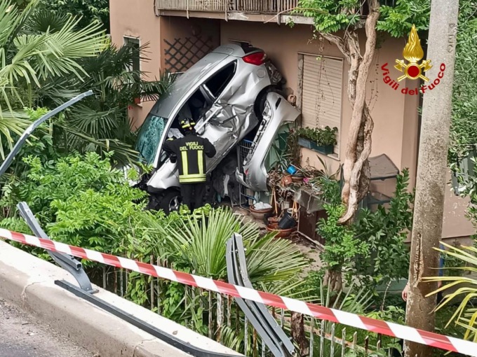 Auto investe una bici e finisce in verticale contro il muro di un’abitazione, la ciclista è grave