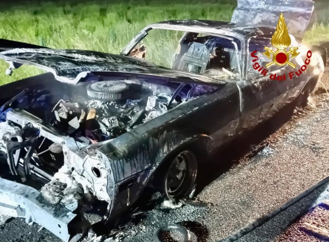 Si accorge che qualcosa non va, accosta e scende: la Chevrolet Camaro va subito a fuoco
