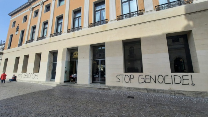 Lo storico Caffè Pedrocchi imbrattato con scritte pro Palestina