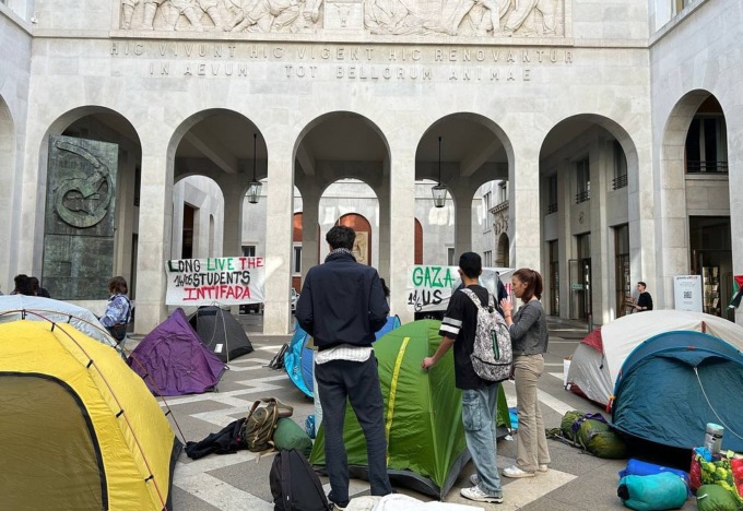 Studenti Pro Palestina occupano con le tende i cortili di Palazzo Bo: “Inizia l’Intifada studentesca”