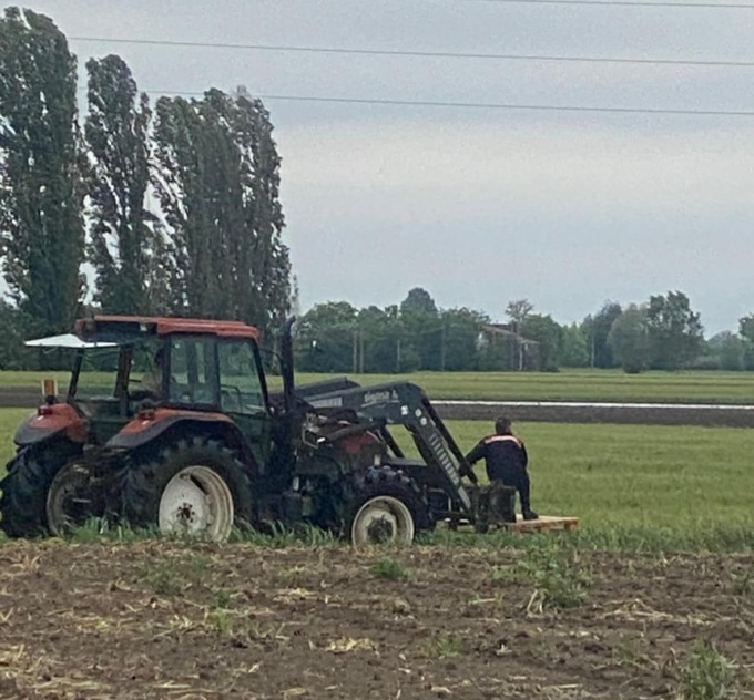 Paura per una 75enne bloccata in auto in un campo allagato, salvata dai Carabinieri con un trattore