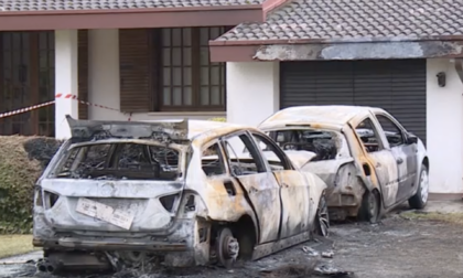 Incendiate le auto del capo dell'urbanistica di Vigonza: si indaga su una pista dolosa