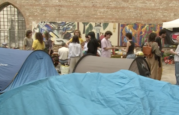 Gli studenti Pro Palestina tentano di irrompere nelle aule, la Rettrice: “Occupazione di natura prevaricatrice”