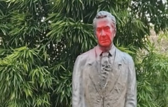 Statua di Aldo Moro imbrattata a Padova, indagati tre membri dell’ex centro sociale Gramigna