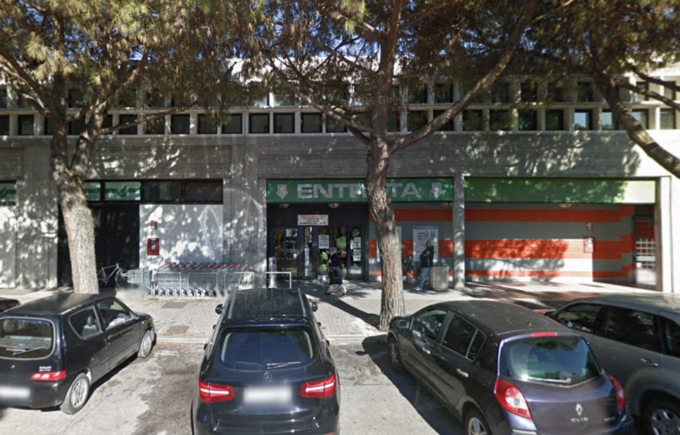 Tentato furto nel supermercato Aliper, coppia cerca di rubare bottiglie di superalcolici