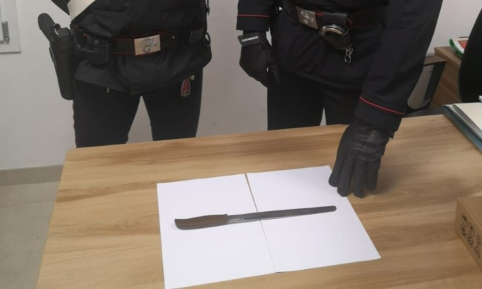 Viene ferita alla testa con un coltello dal marito, riesce a scappare in strada e chiedere aiuto