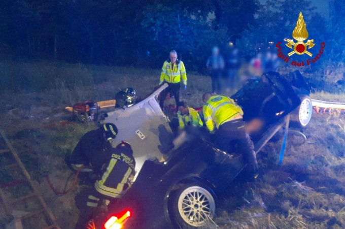 Rimangono bloccati nell’auto, finita fuoristrada: tre feriti