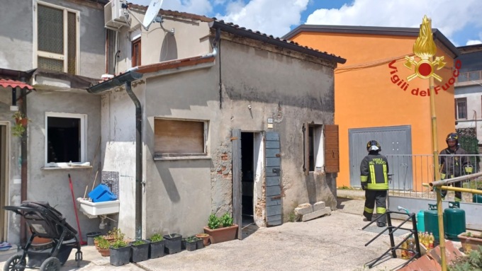 Forno esplode mentre stanno facendo il pane, ustionate mamma e figlia di 3 anni