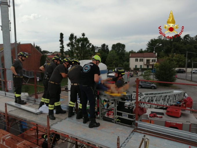 Colpito da un malore mentre lavorava al tetto della scuola: salvato dai vigili del fuoco
