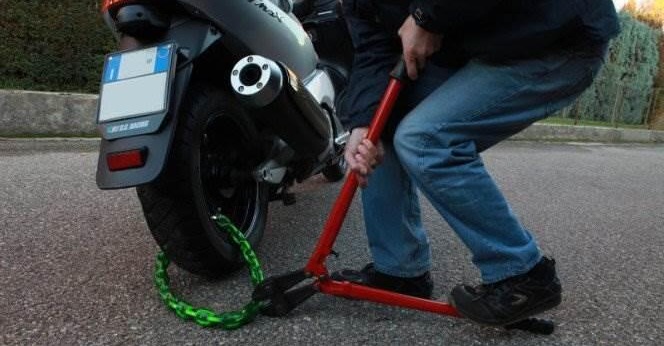 Arrestato per il furto di uno scooter, lo aveva rubato nel 2016… a sua mamma