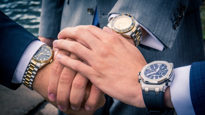 Ladra 30enne fingeva di conoscere le sue vittime, le abbracciava e nel mentre… gli sfilava i Rolex dal polso