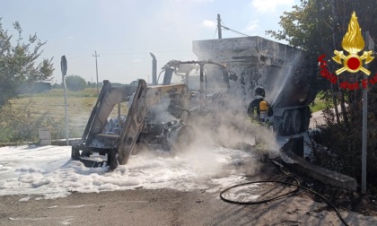 Trattore carico di cippato prende fuoco a Vigonza e viene distrutto dalle fiamme