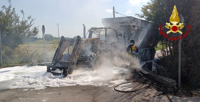 Trattore carico di cippato prende fuoco a Vigonza e viene distrutto dalle fiamme