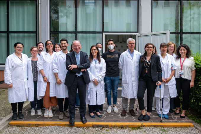 Nasce immunodepresso, ma viene salvato grazie a un trapianto di cellule staminali del padre