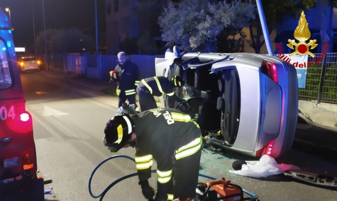 Auto esce di strada e si rovescia su un fianco a Selvazzano Dentro, tre feriti