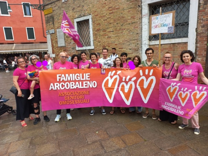 Da Padova a Venezia: prosegue la battaglia delle Mamme Arcobaleno sugli atti di nascita dei propri figli