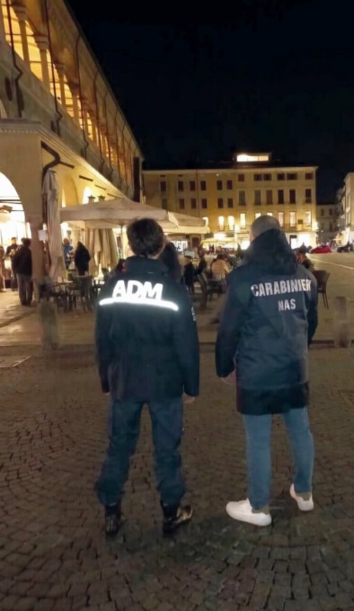 Etichette irregolari sugli alcolici, controlli in diversi locali del centro