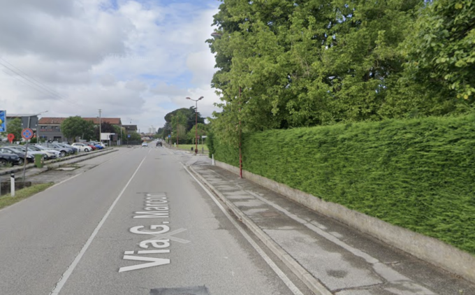 Scontro tra un’auto e una bicicletta, morta una 63enne