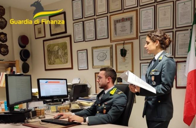 Tramite messaggi proponevano finti investimenti online, scoperta truffa da 450mila euro