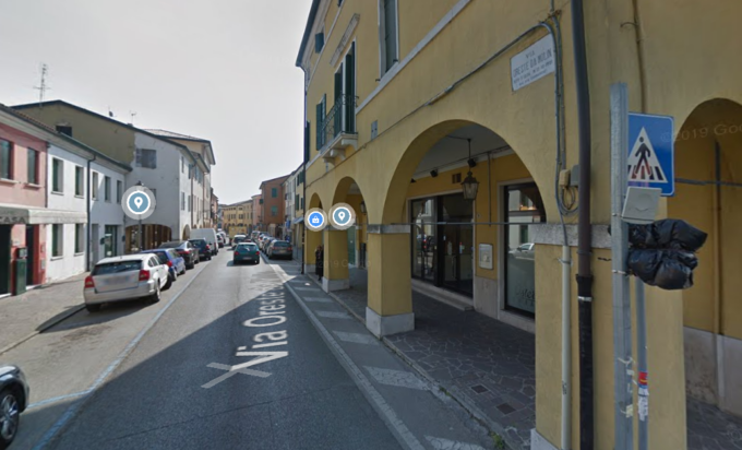 Ruba i soldi dalla cassa di un ristorante, poi entra in una casa dal terrazzo per scappare dai Carabinieri