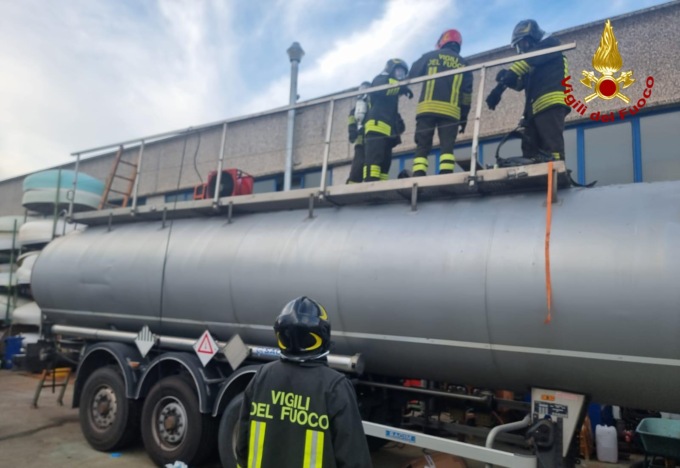 Intossicati nella cisterna del camion di catrame, migliora uno dei quattro operai