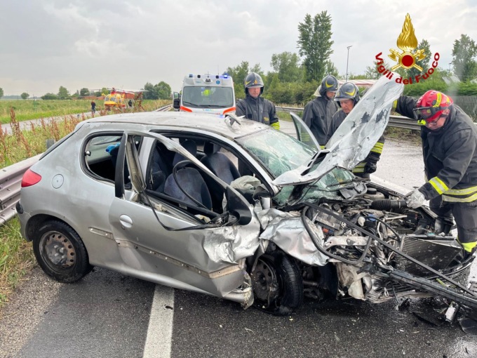 Tre auto si scontrano sulla SR 10: due feriti, uno è grave