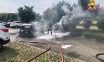 Auto ibrida prende fuoco come un cerino a Sant'Urbano