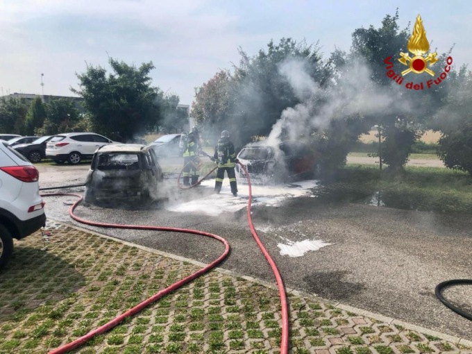 Auto ibrida prende fuoco come un cerino a Sant’Urbano