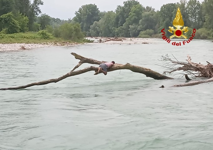 Si aggrappa a un albero per non farsi trascinare via dalla corrente: salvato dai sommozzatori