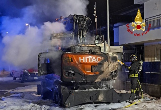 Incendio nella notte a Saonara, escavatore distrutto dalle fiamme