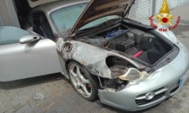 Albignasego, Porsche prende fuoco all'interno di un garage