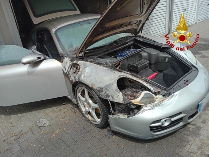 Albignasego, Porsche prende fuoco all’interno di un garage