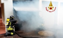 Garage avvolto da fumo e fiamme a Padova, per poco non sono esplose due bombole di GPL