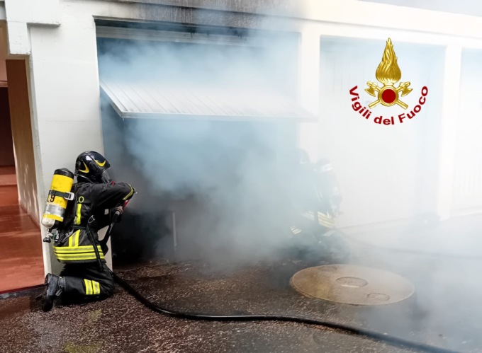 Garage avvolto da fumo e fiamme a Padova, per poco non sono esplose due bombole di GPL
