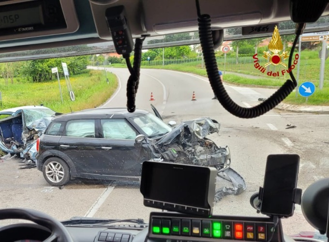 Gravissimo frontale a Piove di Sacco, morto un uomo e ferita una 26enne