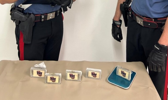 Sacchetto sospetto nel giardino di un condominio in zona Mortise, al suo interno cinque panetti di hashish