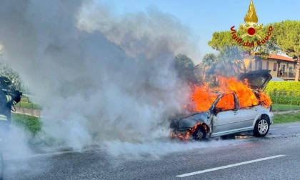 Scontro tra tre auto a Codevigo, una prende fuoco e viene distrutta dalle fiamme