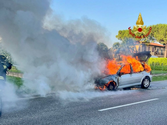 Scontro tra tre auto a Codevigo, una prende fuoco e viene distrutta dalle fiamme